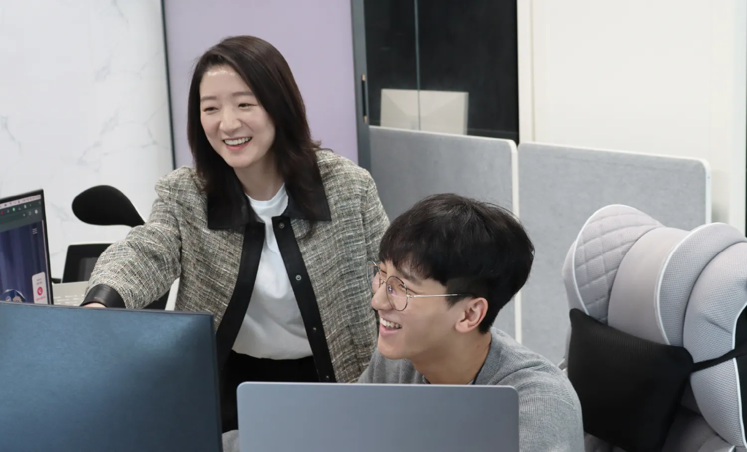 팀원과 업무 논의 중인 서비스개발실장, 잡인터뷰, 팀 라바